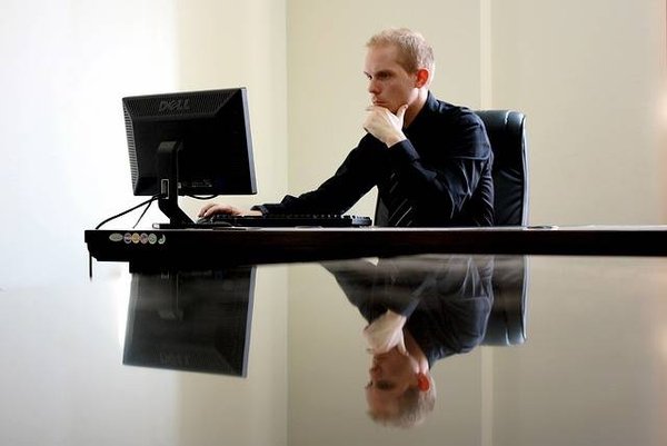 Comment aménager un espace de travail ergonomique pour éviter les douleurs au dos et au cou ?